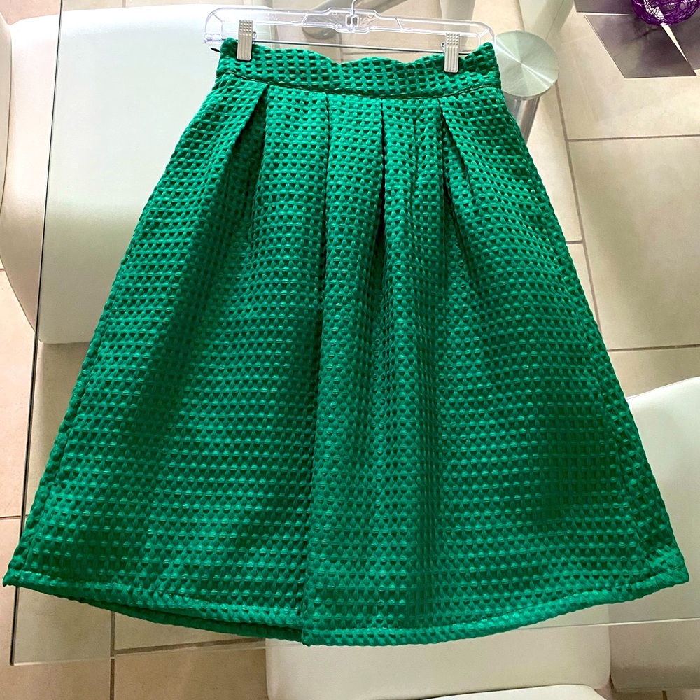 NWOT MIDI SKIRT IN EMERALD GREEN